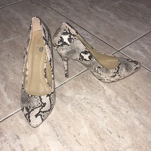 Women’s Pointed Toe Snakeskin Print Pumps - 9